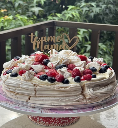 Pavlova-de-frutos-rojos-para-mamá